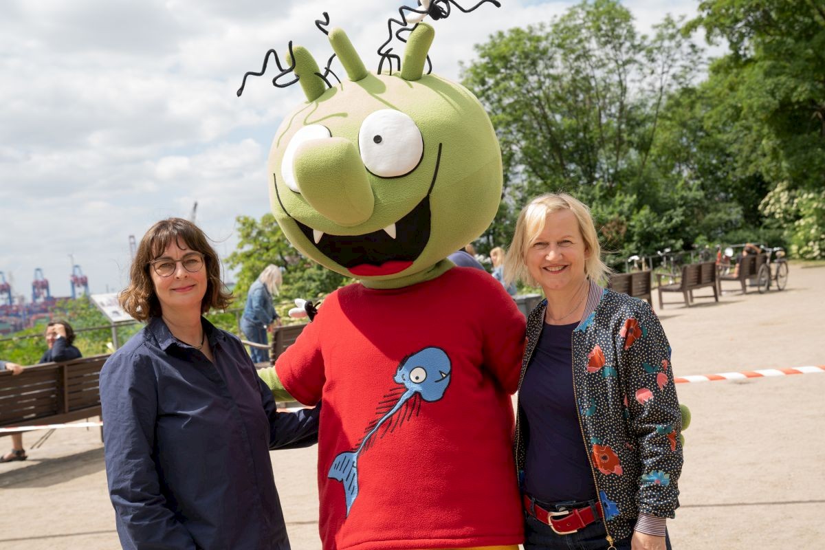 Sunna Isenberg and Gisela Schäfer of WunderWerk with an Olchi. | MOIN Filmförderung