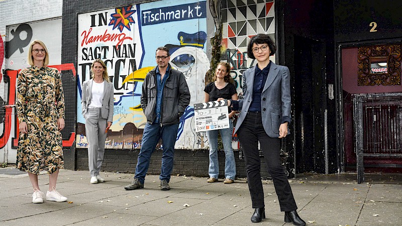Setvisit "Im toten Winkel" in front of the Kiezbude. | MOIN Filmförderung