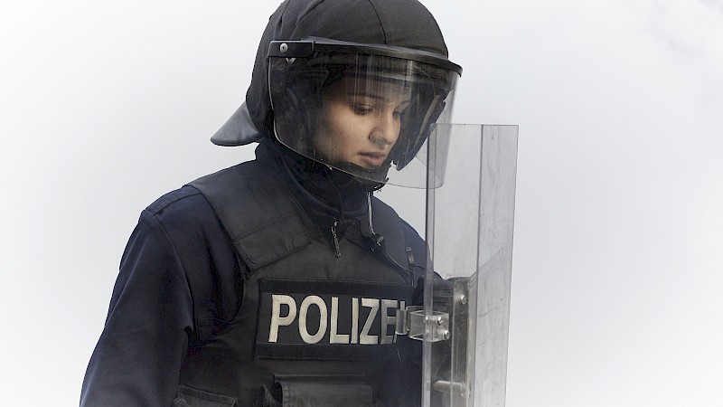In "Am Ende der Worte", "Dark".star Lisa Vicari slips into the role of a young Hamburg police officer. Copyright: Alena Sternberg/Klinkerfilm | MOIN Filmförderung