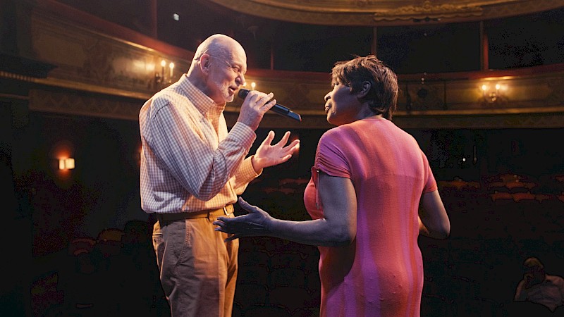 Old, but not a bit quiet: The protagonists from "Heaven can wait" at the St. Pauli Theater. Copyright: Heimathafen Film | MOIN Filmförderung